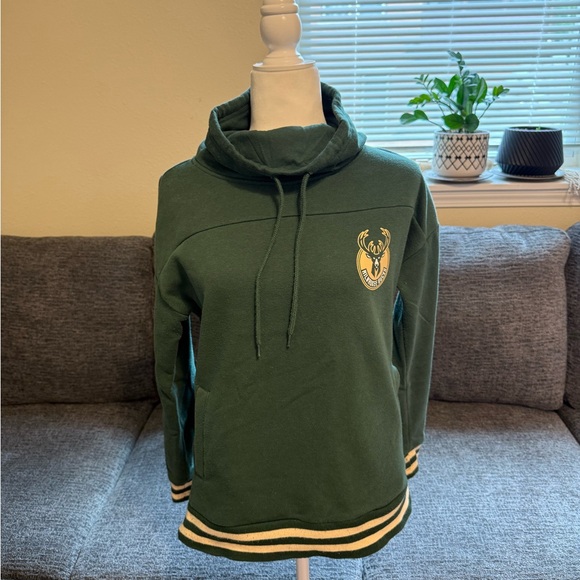 Milwaukee Bucks sweatshirt - Picture 1 of 5